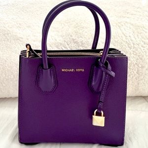 MICHAEL KORS MERCER MEDIUM LEATHER MESSENGER BAG: PURPLE